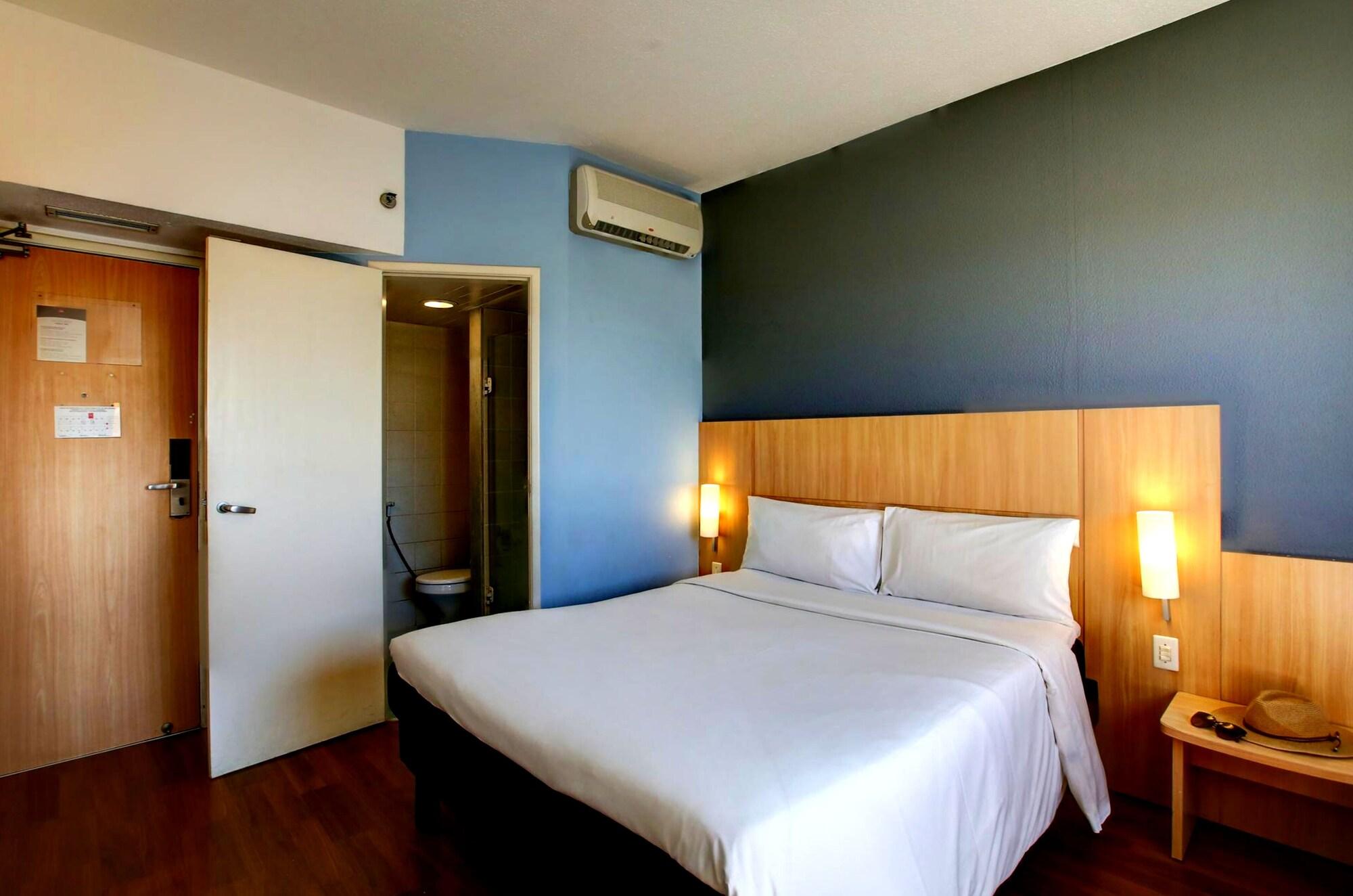 Ibis Vitoria Praia Do Canto Екстер'єр фото