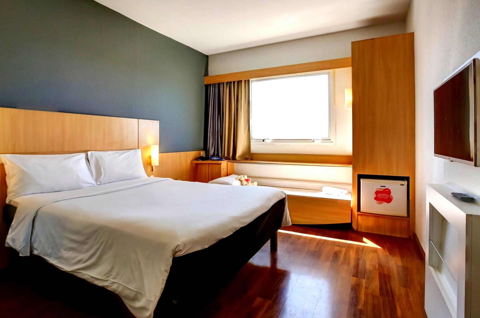 Ibis Vitoria Praia Do Canto Екстер'єр фото