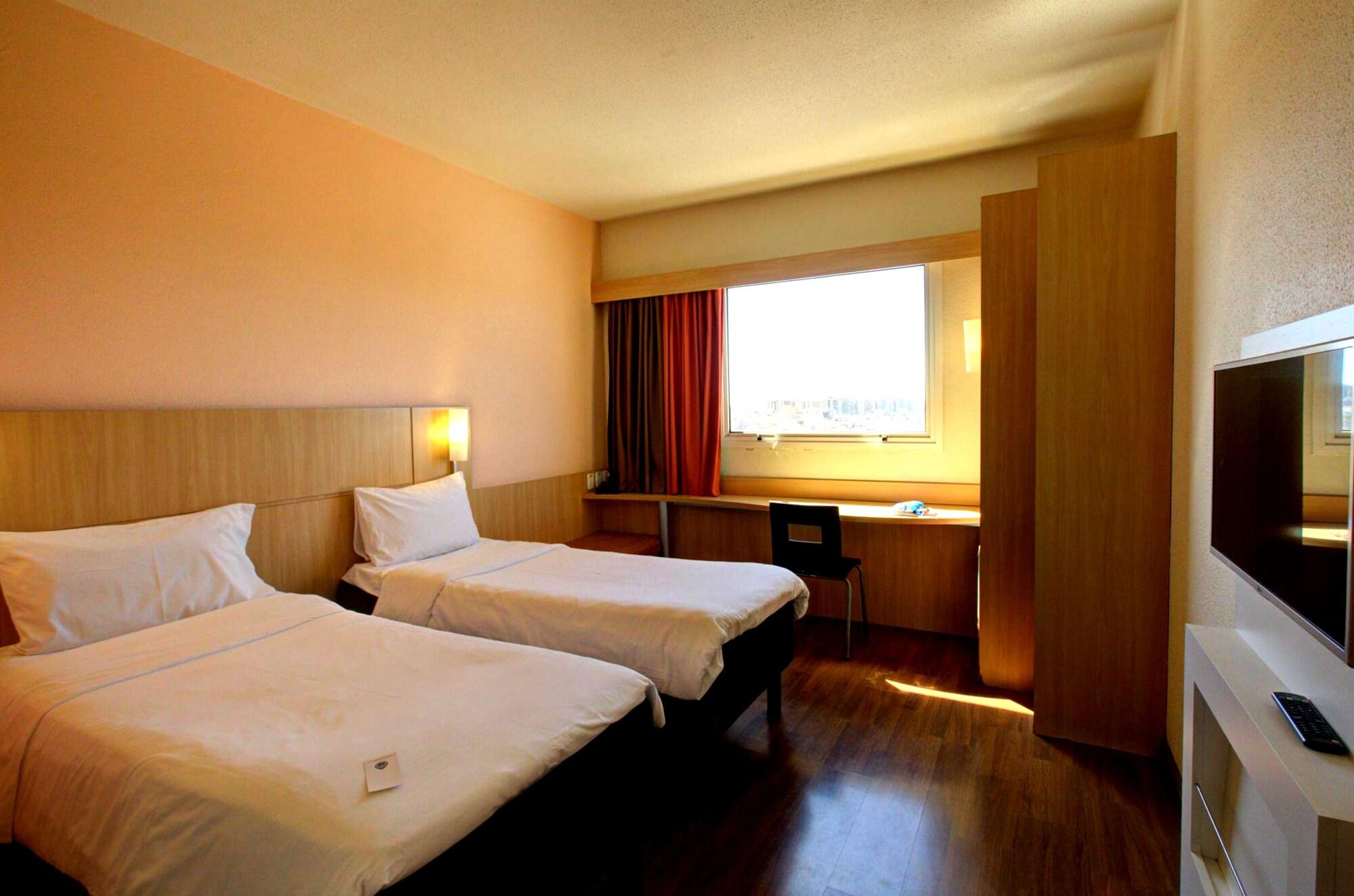 Ibis Vitoria Praia Do Canto Екстер'єр фото