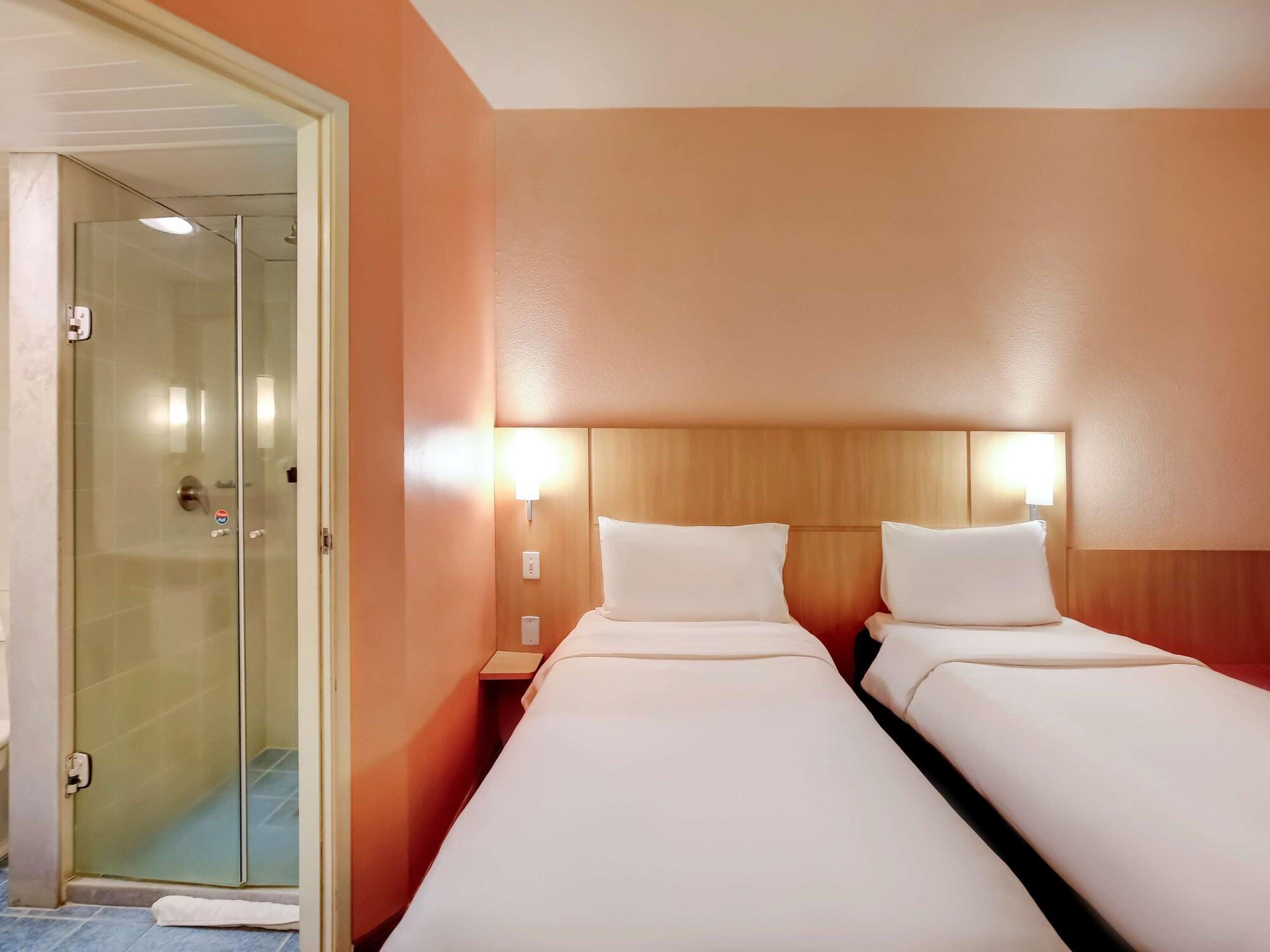 Ibis Vitoria Praia Do Canto Екстер'єр фото