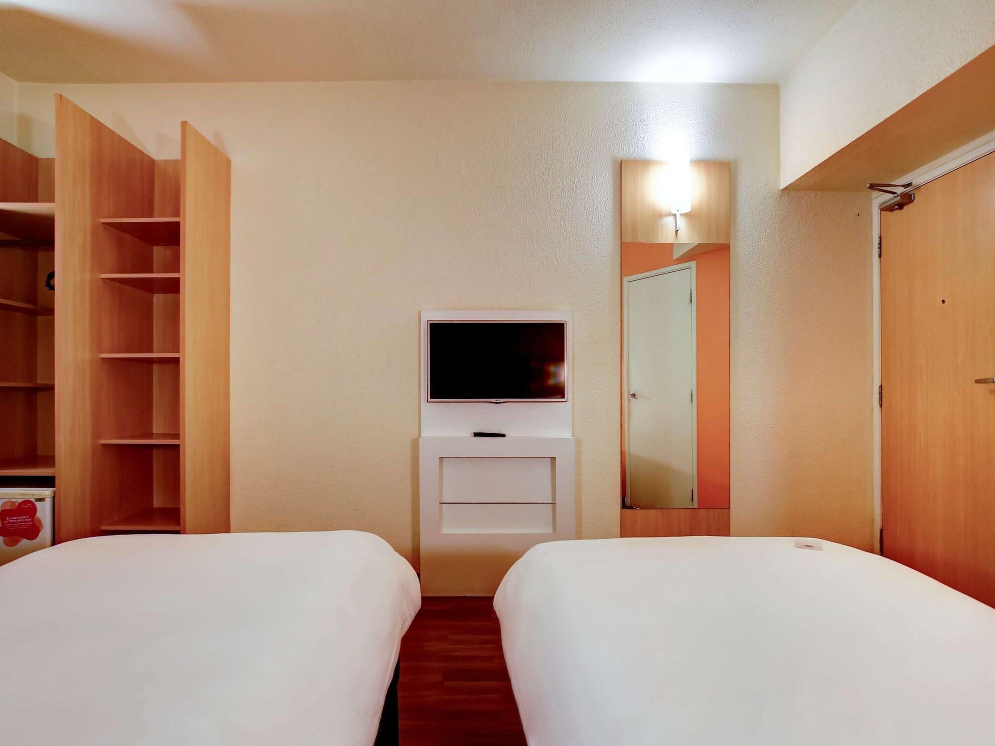 Ibis Vitoria Praia Do Canto Екстер'єр фото