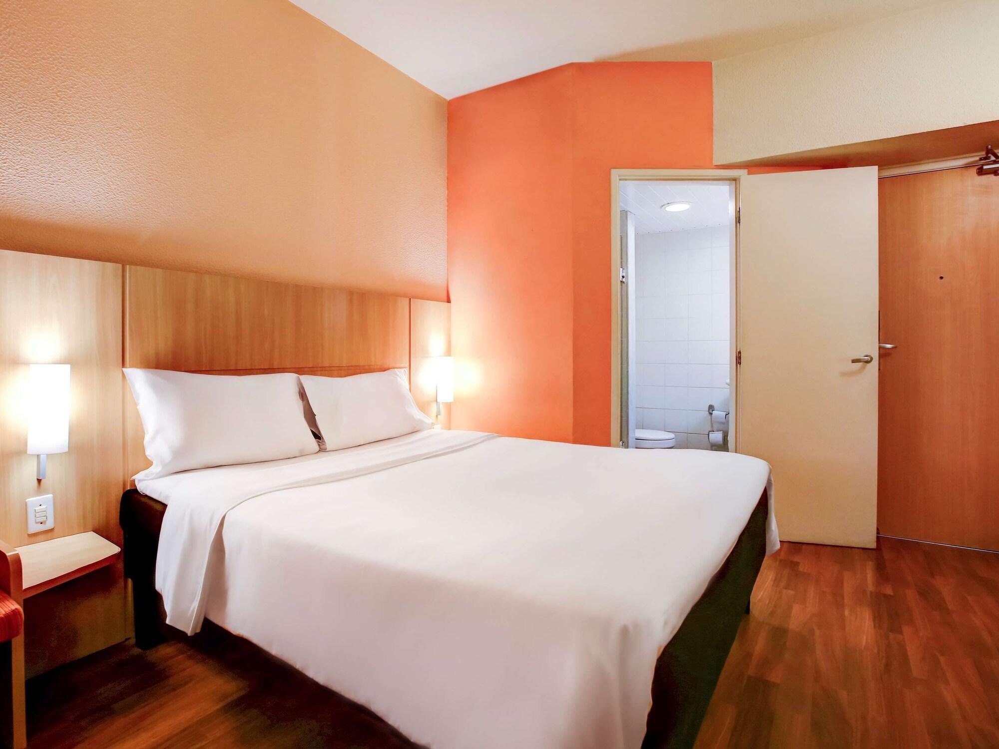 Ibis Vitoria Praia Do Canto Екстер'єр фото