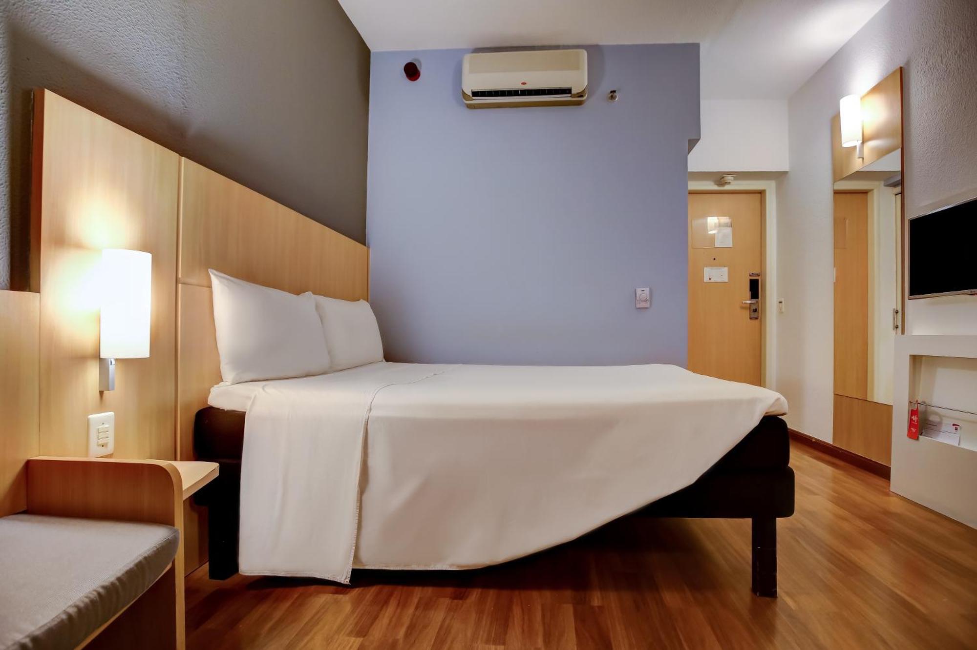 Ibis Vitoria Praia Do Canto Екстер'єр фото